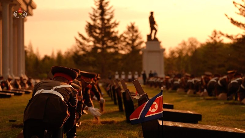 4月26日，朝鲜举行海外军事作战功勋纪念馆竣工典礼和阵亡人员安葬仪式