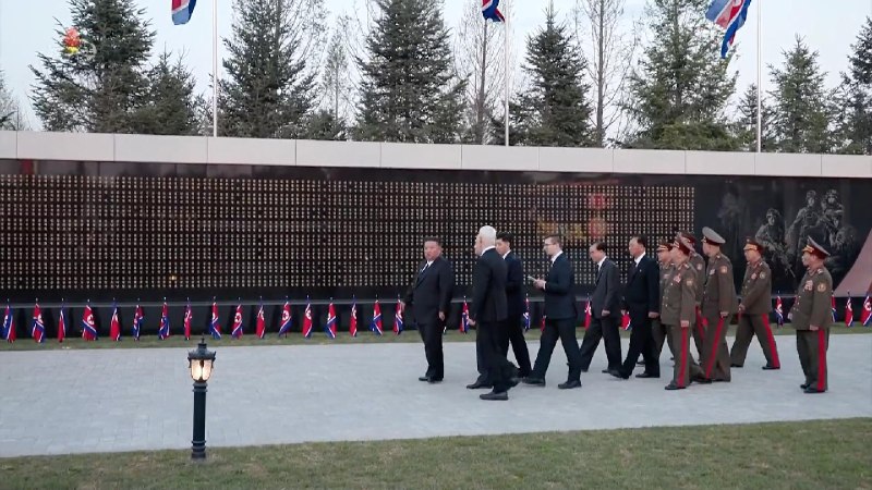 4月26日，朝鲜举行海外军事作战功勋纪念馆竣工典礼和阵亡人员安葬仪式