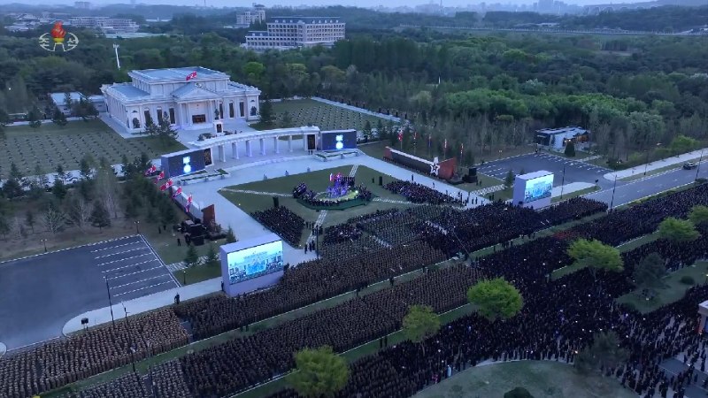 4月26日，朝鲜举行海外军事作战功勋纪念馆竣工典礼和阵亡人员安葬仪式