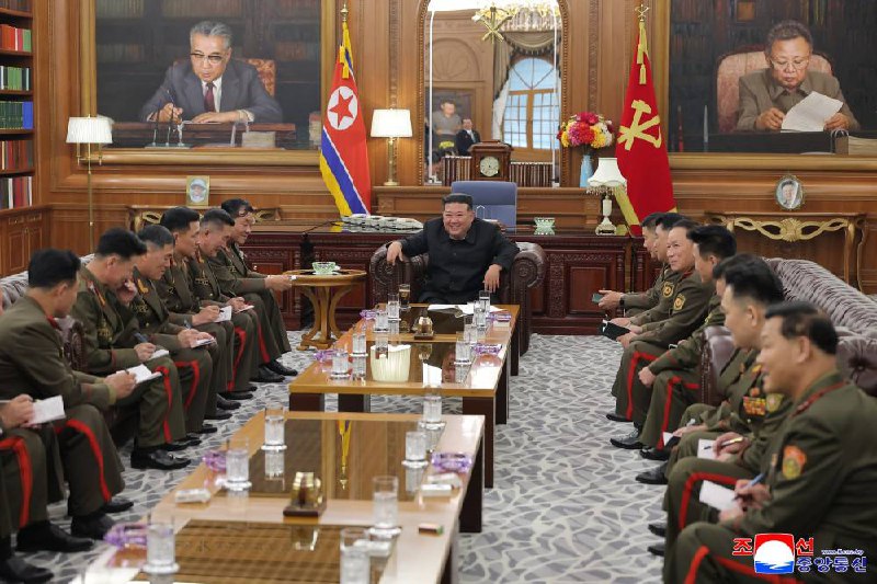 8月20日，金正恩接见回国的人民军海外作战部队主要指挥员