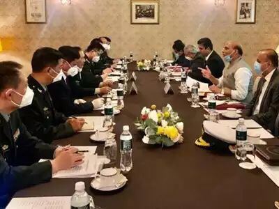 印中两国防长在莫斯科举行会谈
