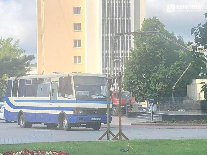 当地时间今天，据乌克兰卢茨克市当地警方消息，一名男子在市中心劫持一辆公交汽车，将车上20名乘客劫为人质