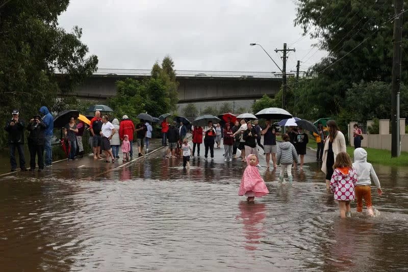 周末，澳大利亚东海岸的暴雨给一些地区带来了50年以来最严重的洪灾，迫使数千人撤离，数百座房屋受损