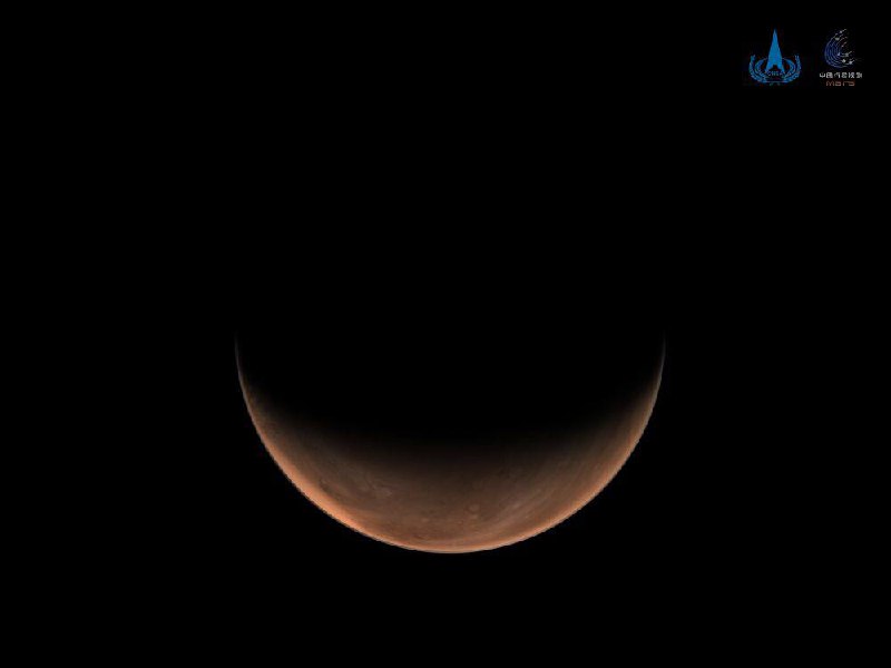 3月26日，国家航天局发布两幅由我国首次火星探测任务“天问一号”探测器拍摄的南、北半球火星侧身影像