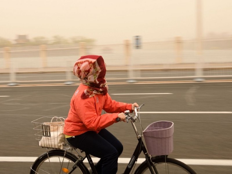中国北方受大范围沙尘影响，北京、石家庄、太原、银川等地出现严重污染，其中多个城市的空气质量指数“爆表”