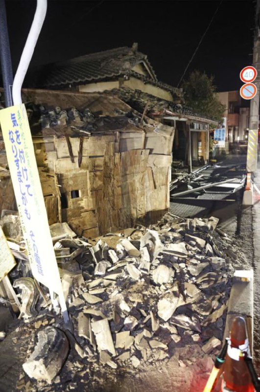 受昨晚在日本东部近海发生的强烈地震影响，当地消防部门表示在日本宫城县和福岛县至少有80人受伤，但伤势不致命
