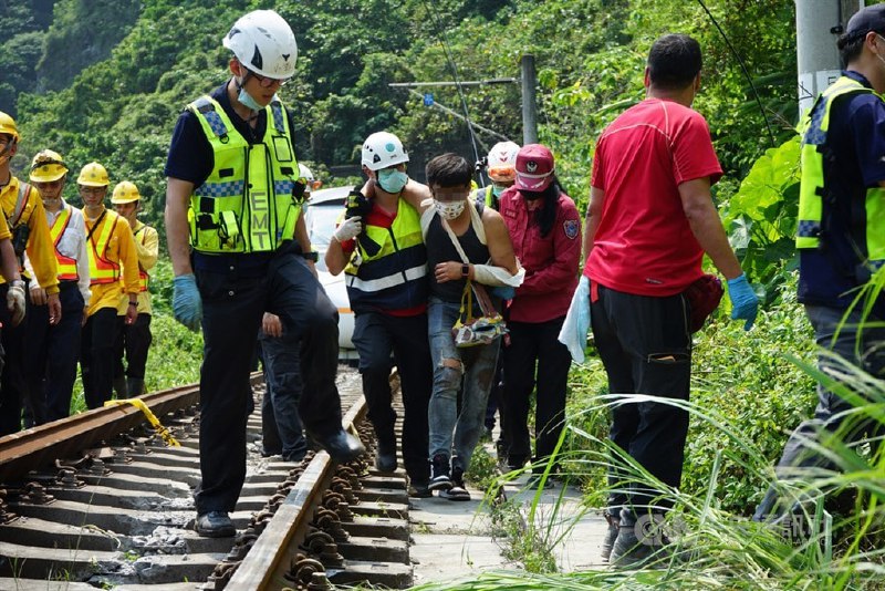 台铁太鲁阁号在花莲大清水隧道疑似遭工程车砸中发生出轨意外，疑涉肇事的李姓工业社负责人遭花莲县新城警分局侦查队带回侦讯，目前人在在崇德派出所接受讯问