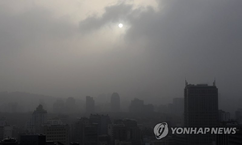 据韩国环境部国立环境科学院29日消息，截至当天上午7点，首尔市可吸入颗粒物（PM10）和细颗粒物（PM2.5）浓度均严重超标