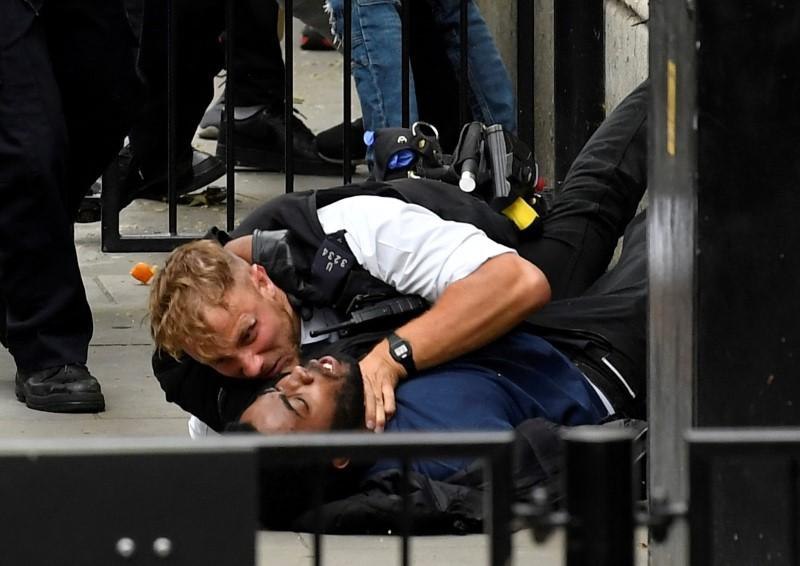 6月3人，成千上万人在英国伦敦市中心抗议种族主义，他们高呼“没有正义，没有和平，没有种族主义警察”的口号
