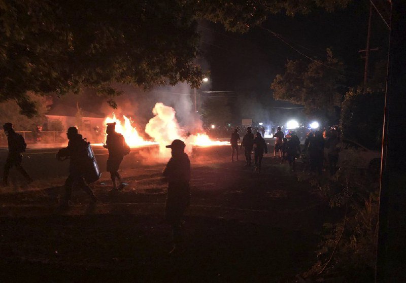 美国俄勒冈州波特兰，有人向警方防线投掷燃烧弹