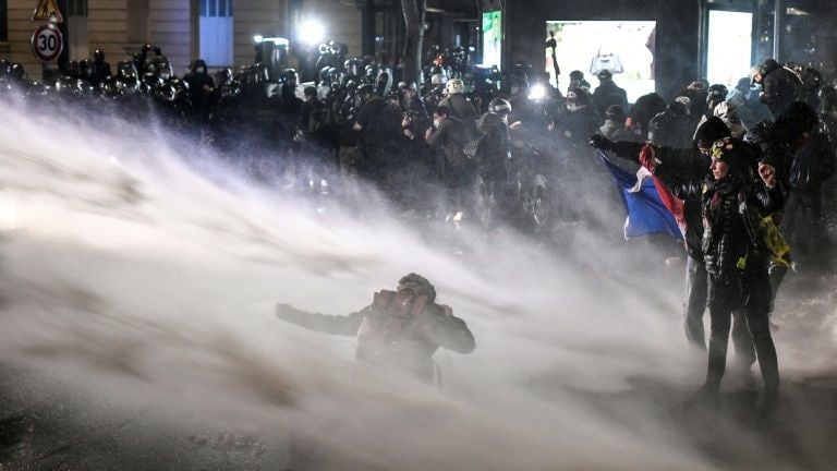 周六，法国全国约2.2万人参加示威游行，抗议一项可以限制对执勤警察拍摄的法律草案