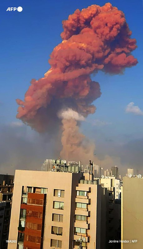 法新社记者说，黎巴嫩首都贝鲁特发生大爆炸，周围建筑物的窗户被震碎，巨大的烟尘飘向天空