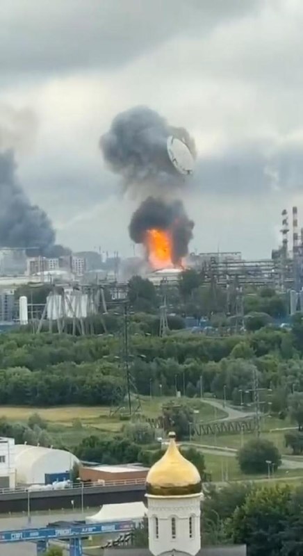 莫斯科炼油厂6月18日遭乌克兰无人机袭击后起火并冒出浓烟