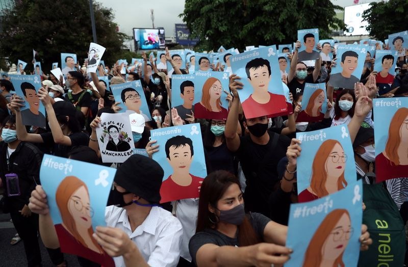 周日，成千上万名泰国示威者占领曼谷的交通枢纽，反对独裁并要求改革君主制，这也是他们连续第四天无视抗议禁令的示威活动