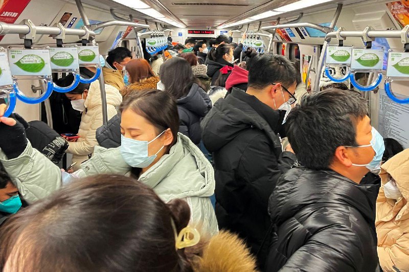 尽管医疗系统因感染者激增承受压力，但北京上海等城市人流正逐渐恢复