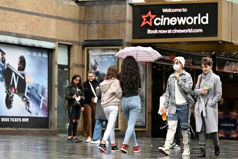 英国院线影业巨头电影世界公司（Cineworld）周一宣布，由于疫情推迟了包括《007：无暇赴死》在内的主要新电影的发布，将从周四起暂时关闭英国和美国的电影院