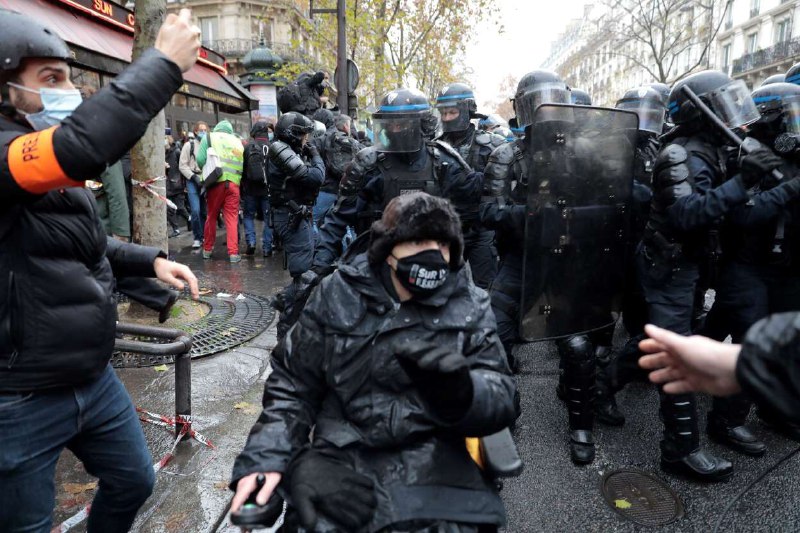 据法国媒体报道，包括巴黎、里昂、蒙彼利埃等城市在内的法国多地12日举行游行示威活动，反对政府近期提出的《整体安全法》法案