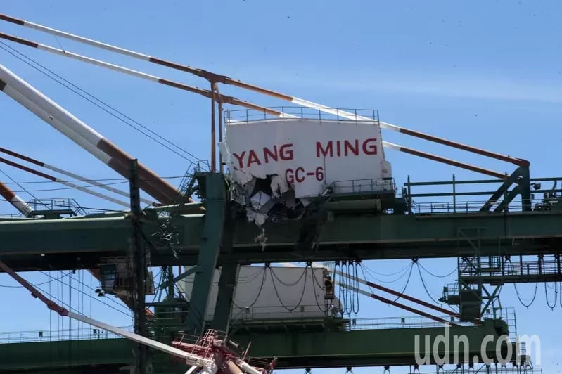 台湾，高雄港的70号码头今天中午11时30分发生货轮撞上起重机意外，码头边两部塔式起重机倒塌，造成1人受伤，2名工人受困