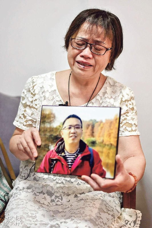 已经退休的钟女士的儿子今年初因感染冠状病毒去世，大半年来她一直尝试对武汉当局提起法律诉讼，但屡屡受挫