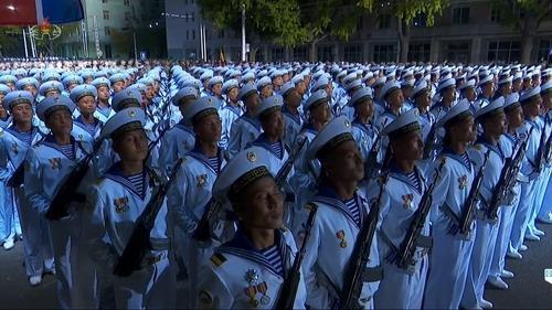 朝鲜劳动党成立75周年阅兵式10日零时起在平壤金日成广场举行，朝鲜国务委员会委员长金正恩出席阅兵式，并发表讲话