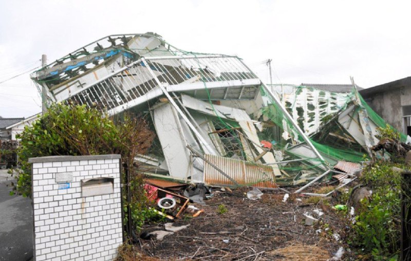 日本鹿儿岛县，强台风“海神”吹垮建筑