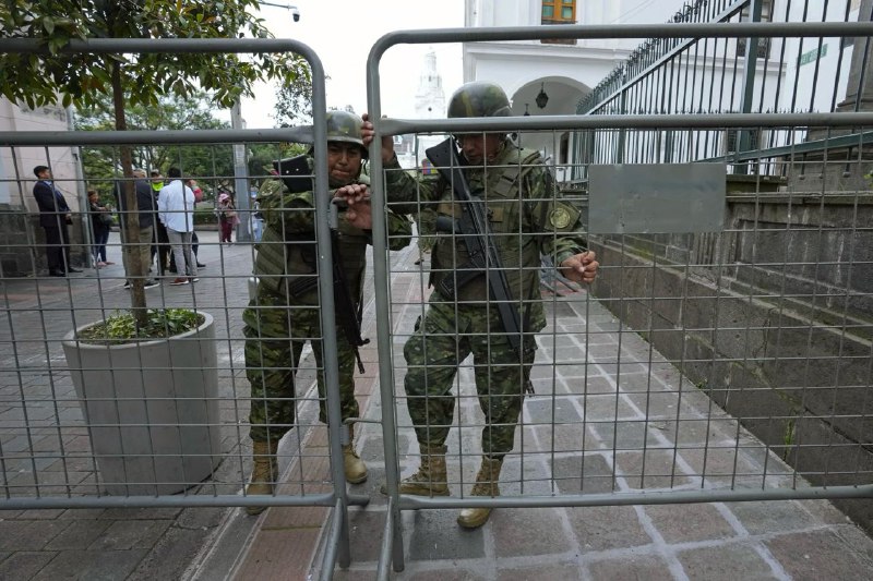 厄瓜多尔总统诺沃亚10日表示，该国正在与超过两万人组成的恐怖主义团伙做斗争