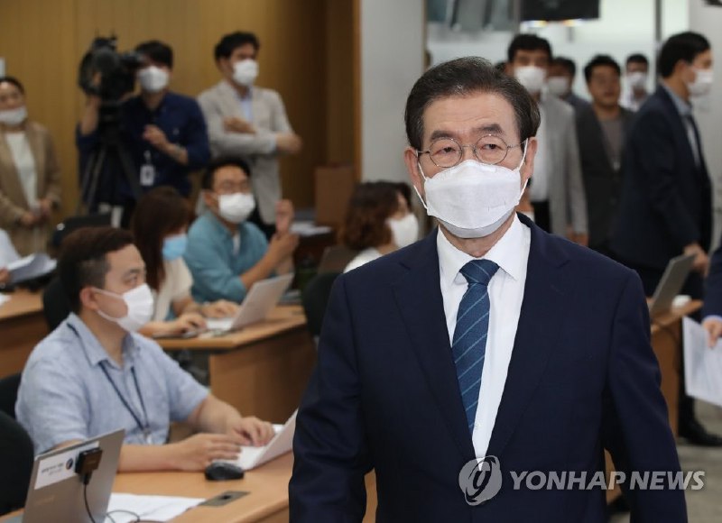 据警方介绍，韩国首尔市市长朴元淳的女儿当天下午5点17分许拨打112报警电话称，父亲在4、5个小时前留下疑似遗言离开家，至今打不通手机