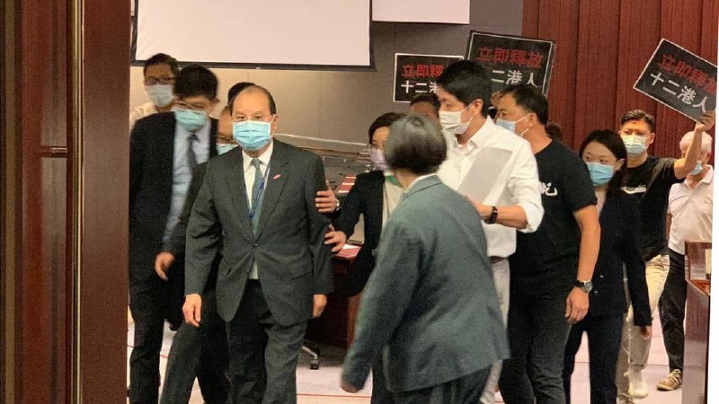 香港政务司长张建宗出席立法会财务委员会，抵达立法会时被民主派议员包围，要求特区官员到深圳探望被拘留的12名港人，并亲自与相关家属会面