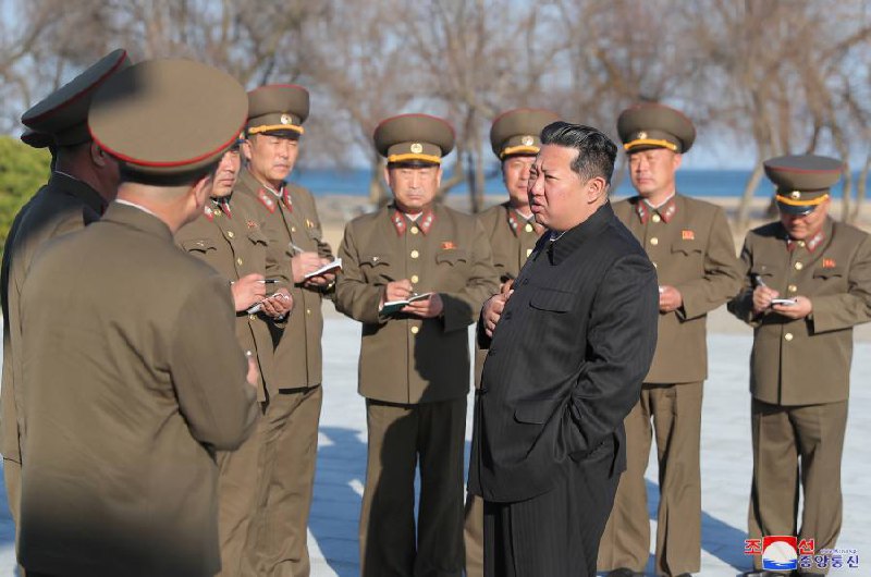 朝中社报道，金正恩同金正植党中央副部长和国防省指挥成员、人民军大联合部队长一起观摩了新型战术制导武器系统试射