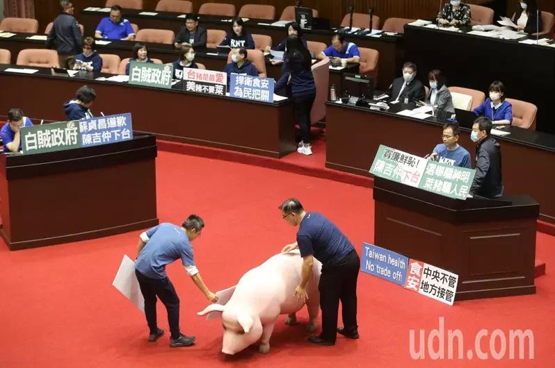 行政院长苏贞昌今天赴立法院提出施政报告并备质询，国民党立院党团发出甲级动员令，再度占据官员席、备询台及发言台，不让行政团队官员入席，杯葛议事进行，让苏贞昌无法上台报告，国民党团表示，苏贞昌至今未对放宽莱猪进口道歉，不会让苏贞昌上台报告