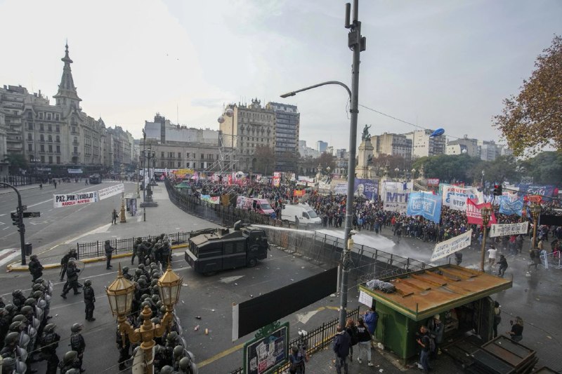 阿根廷参议院12日晚以微弱优势通过了总统米莱提出的“阿根廷人自由的基础和起点”法案