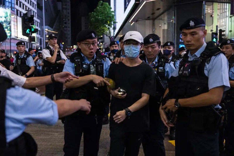 6月4日是六四事件34周年，香港维园连续第四年没有六四烛光集会，亦是30多年来维园烛海首度被庆回归“家乡市集嘉年华”取代，昔日维园内的烛光和鲜花，如今变成家乡小吃和舞狮舞龙表演