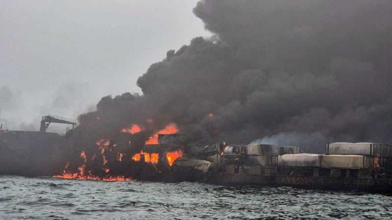 英国东约克郡海岸附近海域3月10日发生油轮和货轮相撞事故，两艘船只起火，发生多次爆炸，现场浓烟滚滚，疑似有燃料泄漏