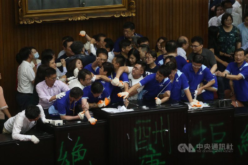 民进党籍立委攻入立法院议场，与国民党籍立委爆发激烈肢体冲突