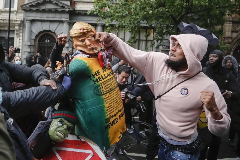 周六，数万名抗议者涌入美国首都和其他主要城市，反对警方暴行和种族不平等