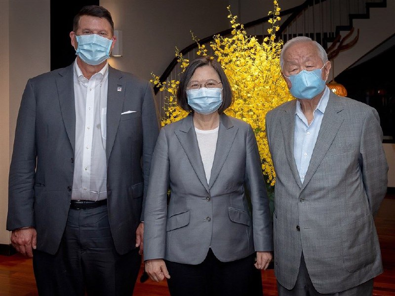 总统蔡英文晚间于台北官邸宴请美国国务院主管经济成长、能源与环境次卿柯拉克（Keith Krach）代表团时表示，诚挚欢迎访团，传递美国政府支持民主台湾的立场，并就台美更深化的合作关係深入交换意见