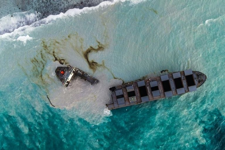 在毛里求斯东南部海域搁浅并出现燃油泄漏的日本货船“若潮”号已经断裂为两部分