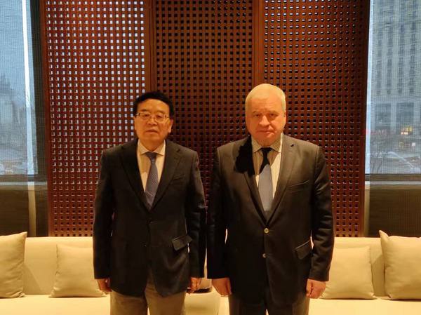 2022年3月17日，外交部涉外安全事务专员程国平会见俄罗斯驻华大使杰尼索夫，介绍今年两会情况，并就中俄双边关系及两国反恐安全合作等问题交换意见