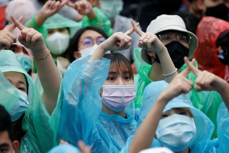 周日，成千上万名泰国示威者占领曼谷的交通枢纽，反对独裁并要求改革君主制，这也是他们连续第四天无视抗议禁令的示威活动