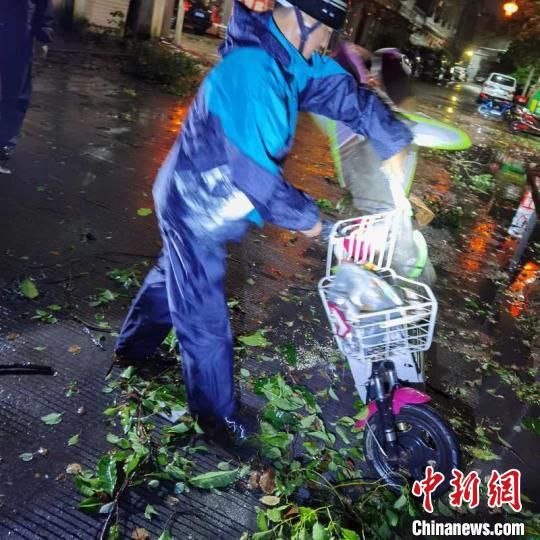 8月4日3时30分前后，今年第四号台风“黑格比”(台风级)在浙江温州乐清沿海登陆，中心附近最大风力13级(38米/秒)，中心最低气压970百帕