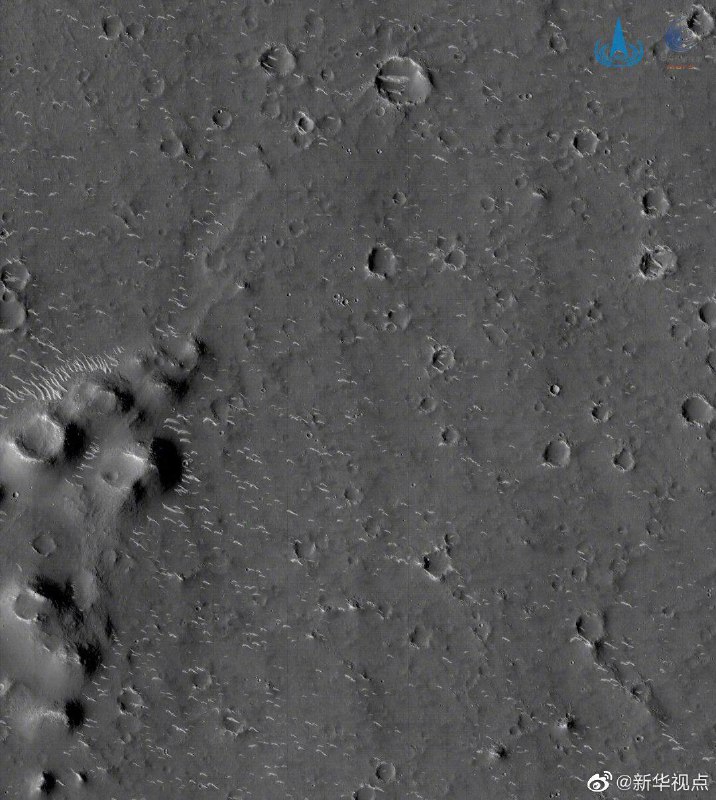 3月4日，国家航天局发布3幅由我国首次火星探测任务“天问一号”探测器拍摄的高清火星影像图，包括2幅全色图像和1幅彩色图像