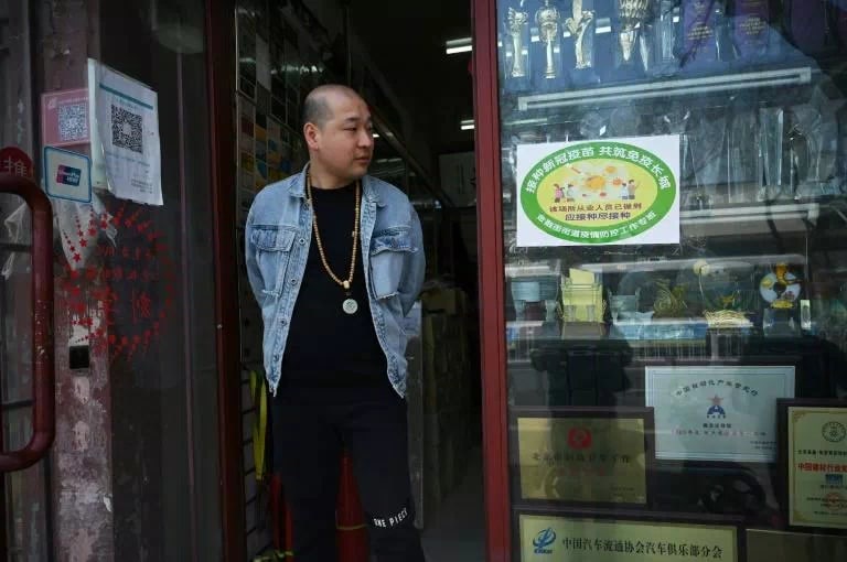 由于中国很大程度上控制住了新型肺炎疫情，多数民众认为自己不再面临感染病毒的风险而在报名疫苗接种上行动迟缓