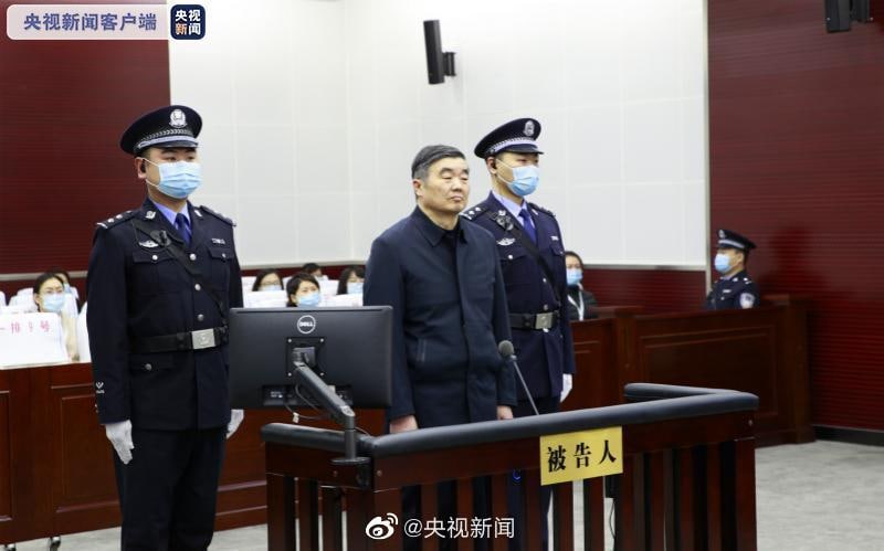今天上午，河北省承德市中级人民法院公开宣判国家开发银行原党委书记、董事长胡怀邦受贿一案，对被告人胡怀邦以受贿罪判处无期徒刑，剥夺政治权利终身，并处没收个人全部财产；对胡怀邦受贿所得财物及其孳息，依法予以追缴，上缴国库