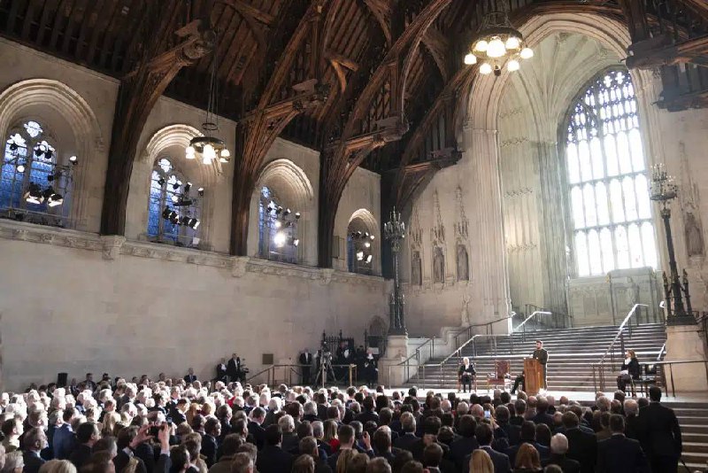 乌克兰总统泽连斯基8日访问英国和法国寻求支持，西方对提供战机态度有所转变