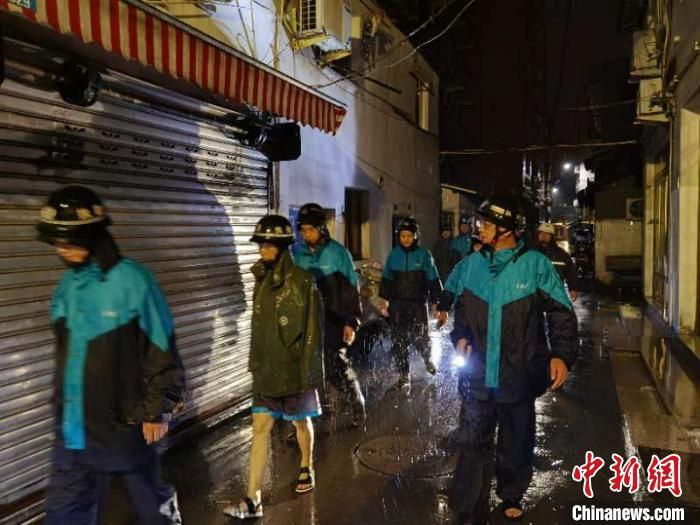 8月4日3时30分前后，今年第四号台风“黑格比”(台风级)在浙江温州乐清沿海登陆，中心附近最大风力13级(38米/秒)，中心最低气压970百帕