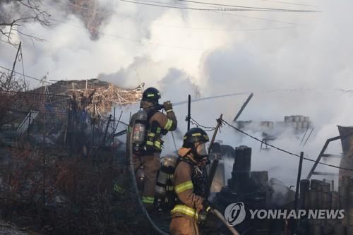韩国首尔最后一个贫民窟九龙村20日6时28分发生火灾，约60座房屋被烧毁，约500人被疏散