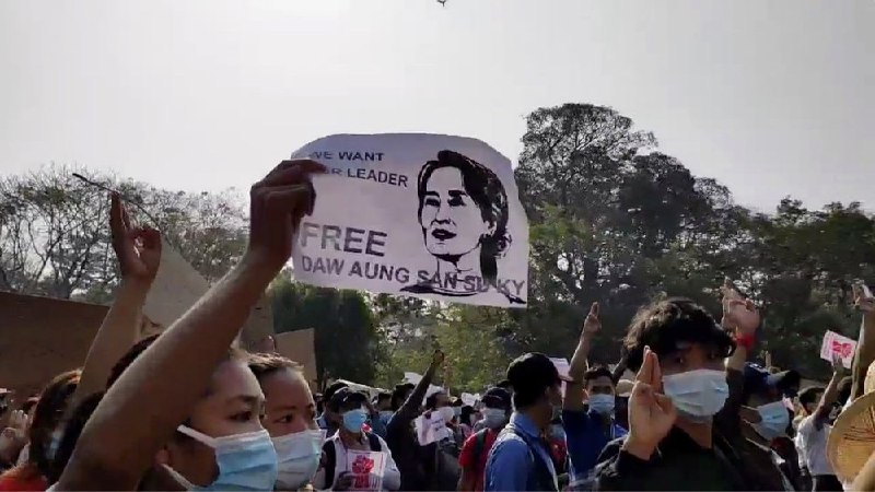 周日，数万人在缅甸仰光举行第二天的游行活动，全国各地还有数千人，抗议军方政变以及拘留昂山素季