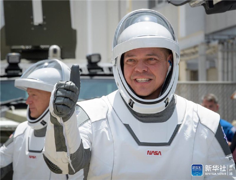 美国航天局直播画面显示，美国太空探索技术公司（SpaceX）的载人版“龙”飞船于美国东部时间30日15时22分（北京时间31日3时22分）搭乘“猎鹰9”火箭从佛罗里达州肯尼迪航天中心39A发射台升空