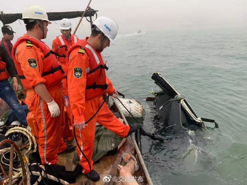 3月19日17时许，一小型民用直升机在厦门4号锚地附近坠海，交通运输部东海救助局救助指挥值班室第一时间派遣东海第二救助飞行队救助直升机、厦门救助基地应急救助队以及华英391艇等力量火速前往事发海域