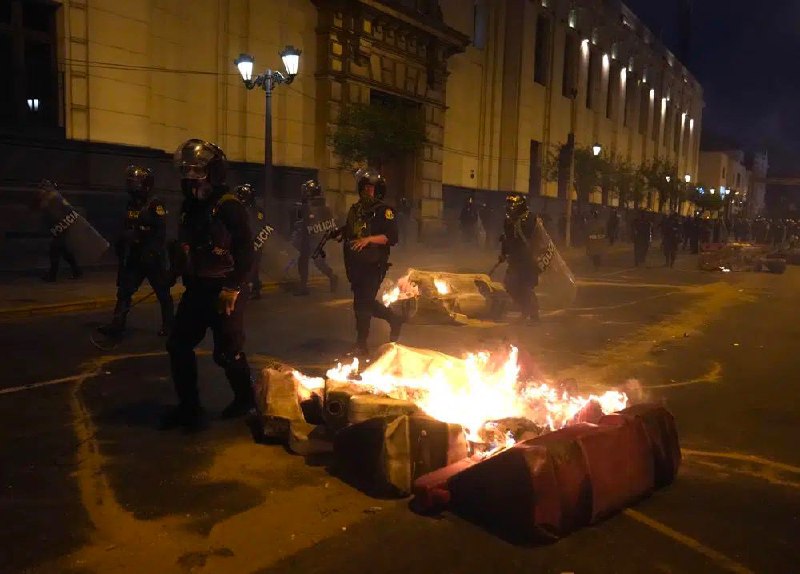 数千名抗议者11日再次走上秘鲁街头，要求释放前总统卡斯蒂略，新总统博卢阿特辞职并举行选举，据报抗议活动中有至少2人死亡